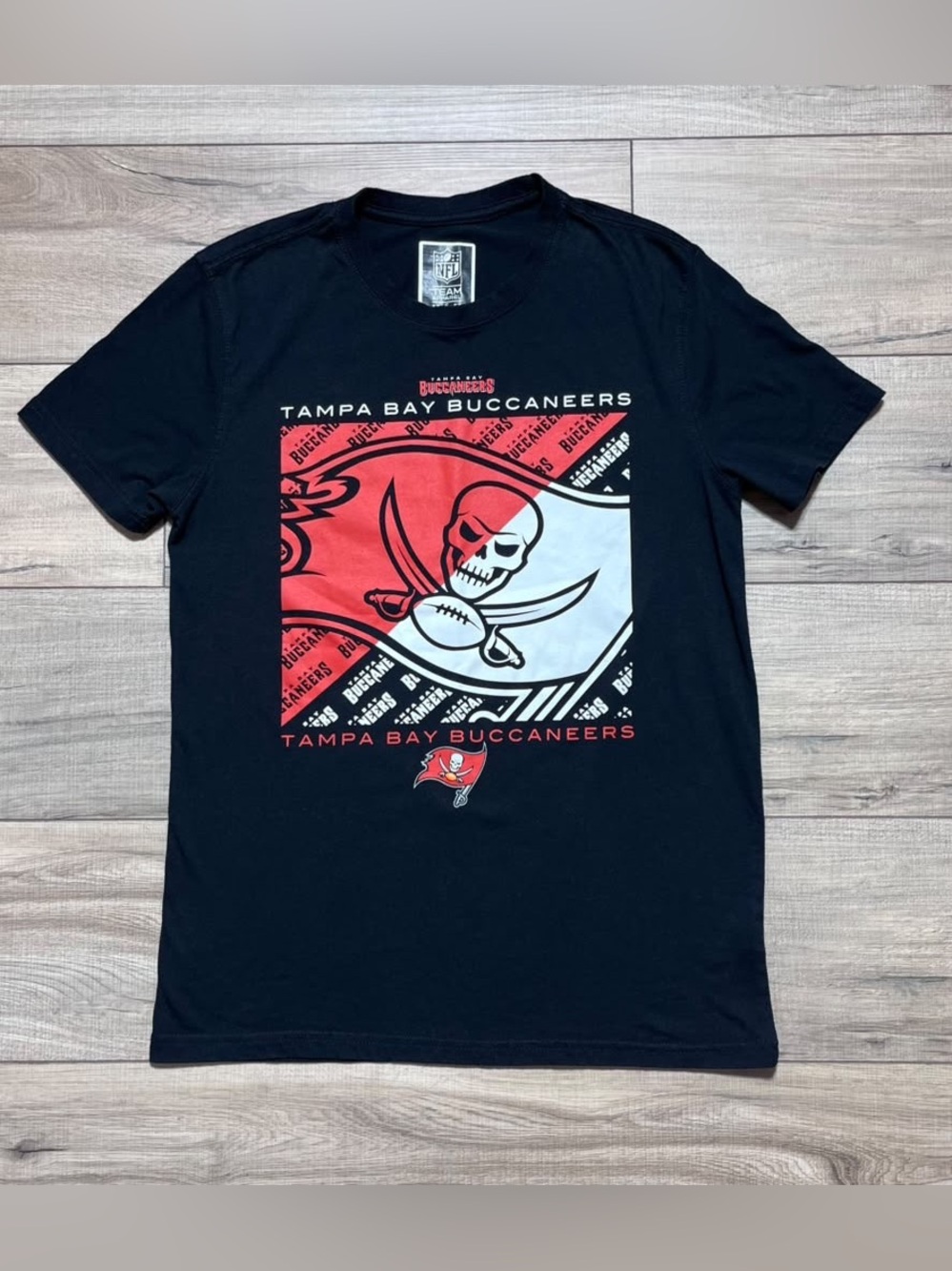 NFL Team Apparel Unisex Tampa Bay Buccaneers Short Sleeve T-Shirt Small Black